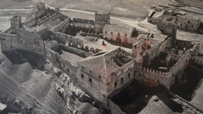 Castillo de Sigüenza en ruinas en 1965, 26 años después de la guerra. Imagen a través de Cronistas Oficiales: https://www.cronistasoficiales.com/?p=142139