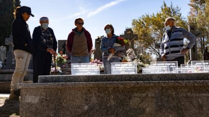 Familiares junto a un homenaje temporal a las personas dentro de la fosa 4. https://memoriahistorica.org.es/exhumacion-fosa-4-guadalajara/