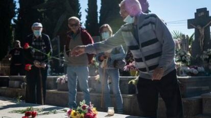 Julián lanza un clavel al panteón que albergará los restos de su hermano: https://elpais.com/espana/2021-10-11/los-ultimos-claveles-rojos-en-la-fosa-4.html