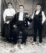 Severiano Clemente González (en el medio).. https://memoriaguadalajara.es/2011/02/08/fin-de-las-labores-de-exhumacion-en-la-toba-y-homenaje-a-severiano-clemente-gonzalez/.