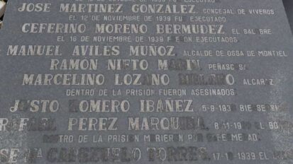 Detalle de la lápida con el nombre. Fotografía de Sandra Beldad Colado