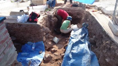Trabajos de exhumación en la fosa de Alcaraz. Recuperado de: https://www.facebook.com/Asociaci%C3%B3n-Fosa-de-Alcaraz-1867711976877173/photos/1867712036877167.