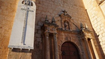Cruz y placa a los Caídos en la portada de la iglesia de El Salvador, https://memoriadealbacete.victimasdeladictadura.es/listing-item/homenajes-en-la-roda/