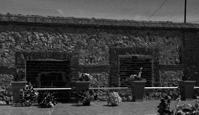 Puertas donde introducían al cementerio a los cuerpos. Fuentes: https://izca.net/2012/06/14/la-haine-63/.
