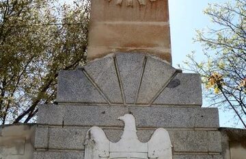 Monumento franquista en Ocaña. Fuente: https://www.turisteandoelmundo.com/post/ocana-toledo.