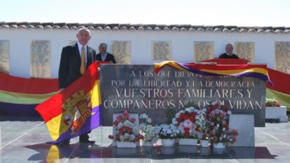 Homenaje en la fosa de Quintanar de la Orden. Fuente: https://diario16.com/ante-la-fosa-comun-quintanar-la-orden/.