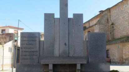Cruz de los Caídos en Quintanar. Fuente: https://toledodiario.es/cabezamesada-corral-de-almaguer-miguel-esteban-quero-quintanar-o-villatobas-los-simbolos-franquistas-que-perduran-en-toledo/.