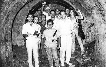 Grupo de personas en un refugio. Foto de Rueda Villaverde, en La Tribuna de Ciudad Real