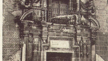Puerta del Seminario Conciliar. Fuente: Torre de la Vega, Francisco de la y Pinedo Buendía, Manuel (2004). Tarjetas postales de la ciudad de Cuenca (1897-1936). Cuenca: Diputación Provincial de Cuenca.