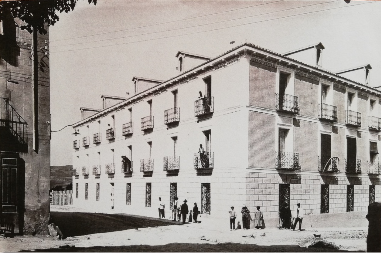 Edificio de Hacienda, años 80. Recuperado de: https://www.facebook.com/photo/?fbid=10217096873310825&set=gm.3127723133988687