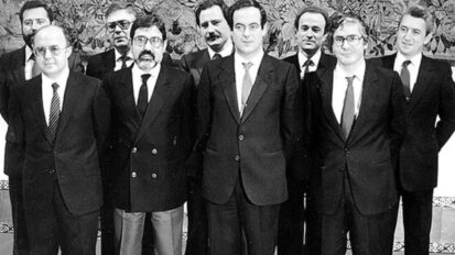 Fotografía del primer gobierno de José Bono (PSOE), formado tras las elecciones de 1983. La Tribuna de Ciudad Real, https://www.latribunadeciudadreal.es/noticia/z6e18f37d-b562-2f4a-93039d5fd8a908f4/201605/8-de-mayo-del-83-primeras-autonomicas-