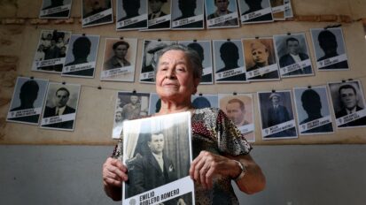 Regina Robledo sujetando la foto de su padre fusilado en 1939. Fuente: El País.