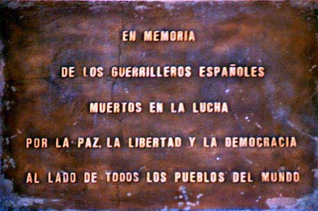 Placa del monolito de Santa Cruz de Moya (Cuenca). Disponible en: https://www.lagavillaverde.org/Paginas/maquis.html