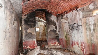 Imagen de interior del bunker II, en la que se aprecia la techumbre a modo de bóveda. Fuente: https://www.monumentalnet.org/monumento.php?album=&r=TO-CAS-013-DOS&n=B%C3%BAnker+II+de+Talavera+de+la+Reina&p=1