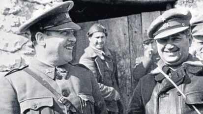 Imagen El general Lukacs a la izquierda, junto a un asesor soviético tras la batalla en marzo de 1937. Fuente: https://www.brigadasinternacionales.org/2017/05/18/paul-lukacs-el-general-que-auno-las-armas-y-las-letras/