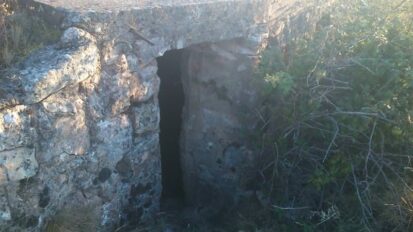 Entrada a la fortificación. Fuente: https://www.geocaching.com/geocache/GC5B68D_el-bunker-de-cogolludo?guid=fe4ff1d3-0b20-4774-a1f9-f569f8b7f5bb