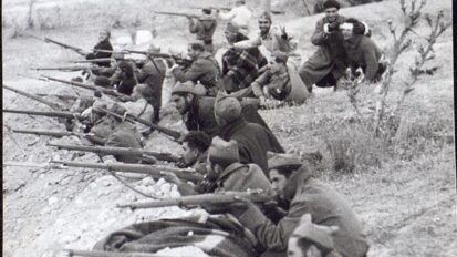 Soldados del batallón Murcia posando en trinchera, al fondo el puente largo del Jarama. (PARES y Ahora, 15/11/1936). Fuente: https://vestigiosguerraciviltoledo.blogspot.com/2020/12/fotografias-de-la-carretera-de.html