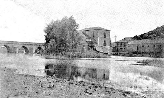 Imagen del puente y molino de Alarcos. Fuente: https://www.miciudadreal.es/2013/07/21/el-paso-antiguo/