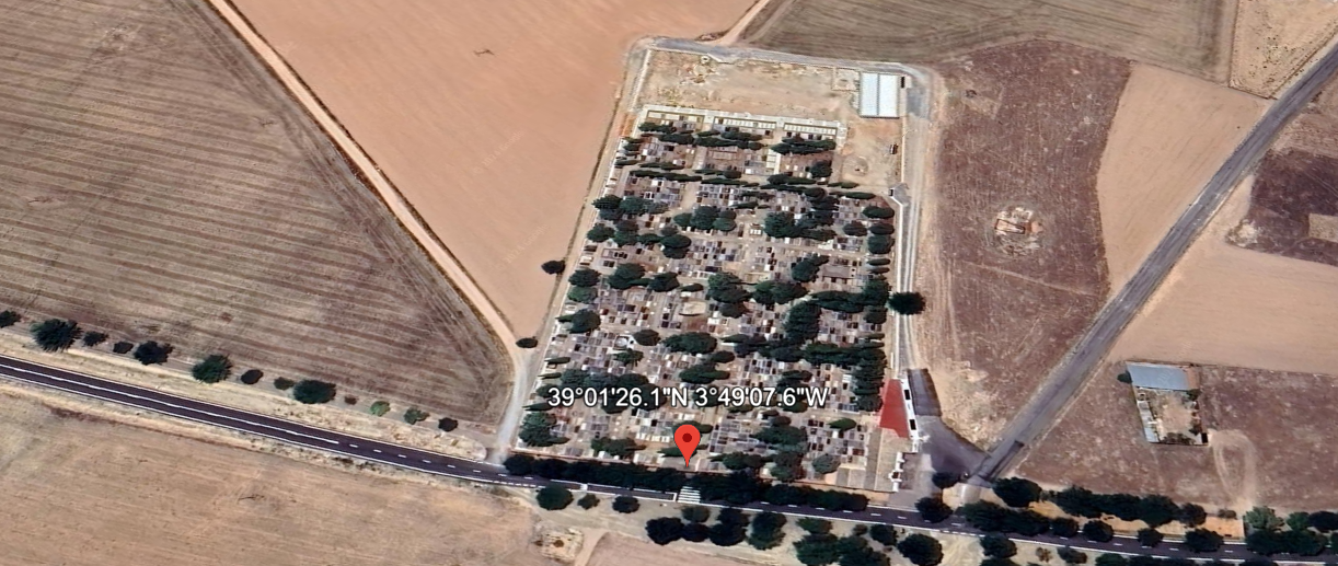 Ubicación aproximada de la fosa en el interior del cementerio de Carrión de Calatrava. Elaboración propia mediante Google Earth