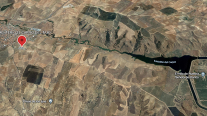 Ubicación aproximada de la fosa, entre el cementerio de El Carpio del Tajo y el camino hacia el río. Elaboración propia mediante Google Earth.